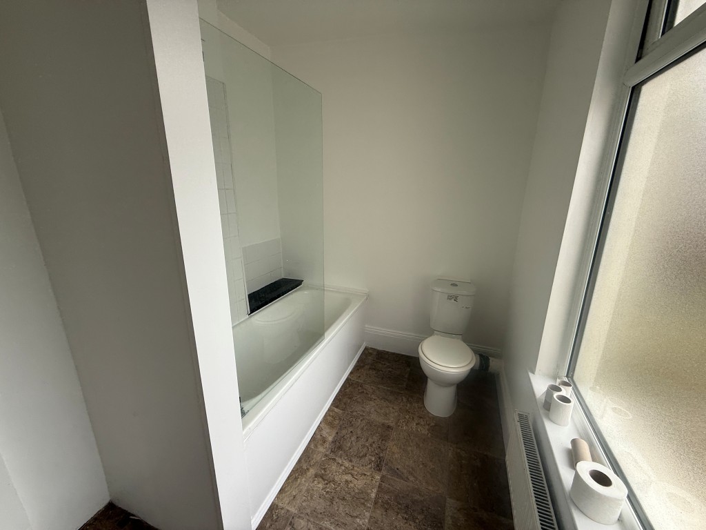Lot: 119 - MID-TERRACE HOUSE FOR REFURBISHMENT - Bathroom with toilet
